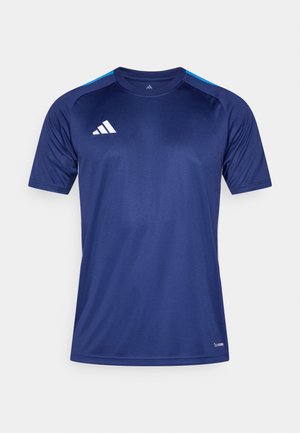 Αθλητική μπλούζα σε ναυτικό μπλε χρώμα, κατασκευασμένη από απαλό, διαπνέον ύφασμα. Διαθέτει κοντά μανίκια, στρογγυλή λαιμόκοψη και ανοιχτό μπλε λεπτομέρειες στους ώμους.