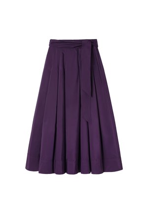 Lila A-Linien-Midirock mit Falten und einem passenden Stoffgürtel, der in der Taille gebunden ist, auf weißem Hintergrund dargestellt.