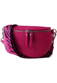 Roze leren schoudertas met een gestructureerde afwerking, voorzien van een ritssluiting en een zwart-roze zebra gestreepte strap. Compact en rond ontwerp.