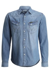 Chemise en denim bleu clair avec des manches longues, un col pointu et deux poches poitrine. Présente des coutures décoratives et des boutons-pression.