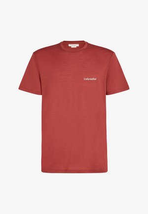 Rød kortærmet t-shirt lavet af letvægtsstof, med rund hals og et lille hvidt "icebreaker" logo på brystet.