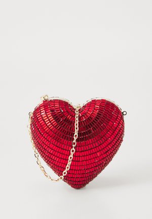 Borsa a forma di cuore rossa con un design a mosaico, dotata di una tracolla in catena metallica dorata e di una chiusura a scatto nella parte superiore. Texture lucida.