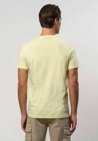 Šviesiai geltonas trumpomis rankovėmis marškinėliai su apvaliu kaklu, lygia tekstūra ir patogiu prigludimu, rodomi iš nugaros.