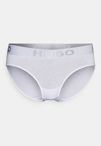 Bílé bavlněné trenýrky s hladkou texturou, se stříbrným elastickým pasem potisknutým nápisem "HUGO" v tučném písmu.
