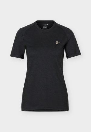 Must lühikeste varrukatega keha järgija t-särk ümmarguse kaelusega ja väikese beežika logoga vasakul rinnal, eksponeeritud ühevärvilisel heledal taustal.