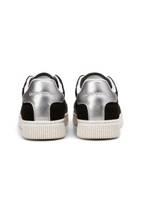 Schwarze Wildledersneaker mit metallic-silbernen Akzenten, weißer Zwischensohle und strukturiertem Gummi-Außensohle. Mit Markenlogo an der Ferse.