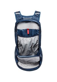 Intérieur d'un sac à dos bleu marine avec doublure grise, comprenant plusieurs compartiments et un accent rouge. Fermeture à zip et dos rembourré pour le confort.