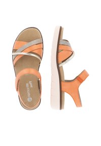 Sandales croisée orange et gris avec semelle rembourrée, semelle en caoutchouc blanc et sangle au talon pour un soutien.