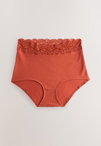 Ropa interior femenina de talle alto en color terracota con una cintura ancha de encaje y tela de algodón sin costuras debajo.