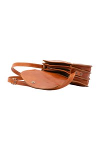 Borsa a tracolla in pelle marrone con patta arrotondata, due scomparti e una tracolla removibile. Presenta una chiusura a scatto e una texture liscia.