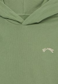 Sweat à capuche vert en tissu doux, avec une texture côtelée subtile et un petit logo brodé crème sur le côté gauche.