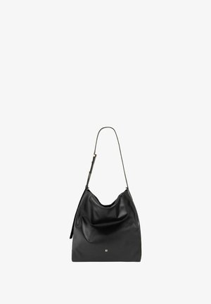 Sac à bandoulière en cuir noir avec sangle ajustable et petit logo doré près du bas au centre, présenté sur fond blanc.