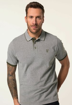 Graues Poloshirt mit grünen Kragen- und Ärmelakzenten, ausgestattet mit einer Knopfleiste mit zwei Knöpfen und einem gestickten Logo auf der linken Brust.