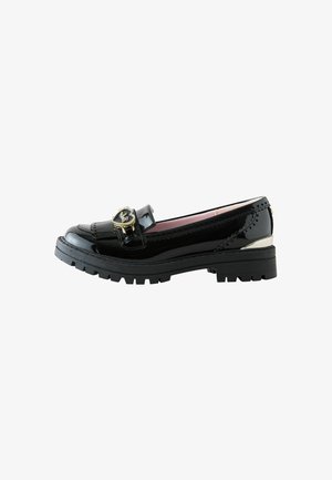 Zwarte lakleren loafer met dikke zool, hartvormige gouden gesp op de band, brogue-details en roze binnenvoering.