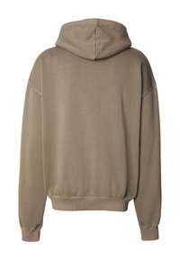 Brun hettegenser med ledig passform, ribbestrikkede mansjetter og kant, og jevn tekstur. Ingen synlige trykk eller pynt.