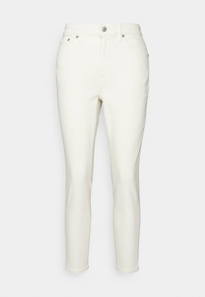 Witte slim-fit jeans met knoopsluiting aan de voorkant, riemlussen en vijfzakkenontwerp, weergegeven tegen een witte achtergrond.