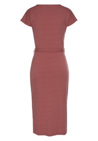 Robe midi côtelée en rose poussiéreux avec des manches courtes, silhouette ajustée, taille ceinturée et texture lisse.