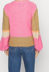 Mads Nørgaard Maglione - pink