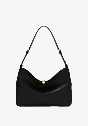 Schwarze Lederschultertasche mit einem verstellbaren Träger und einem kleinen runden goldenen Verschluss oben in der Mitte.