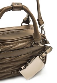 Sac à main en cuir marron avec texture matelassée, poignées principales, bandoulière amovible et une petite pochette zippée attachée.