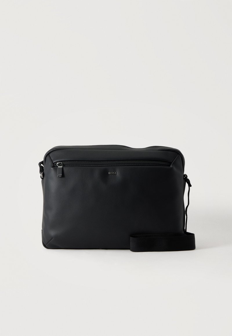 Sac bandoulière rectangulaire noir avec une poche avant zippée et une bandoulière réglable, avec le logo BOSS.