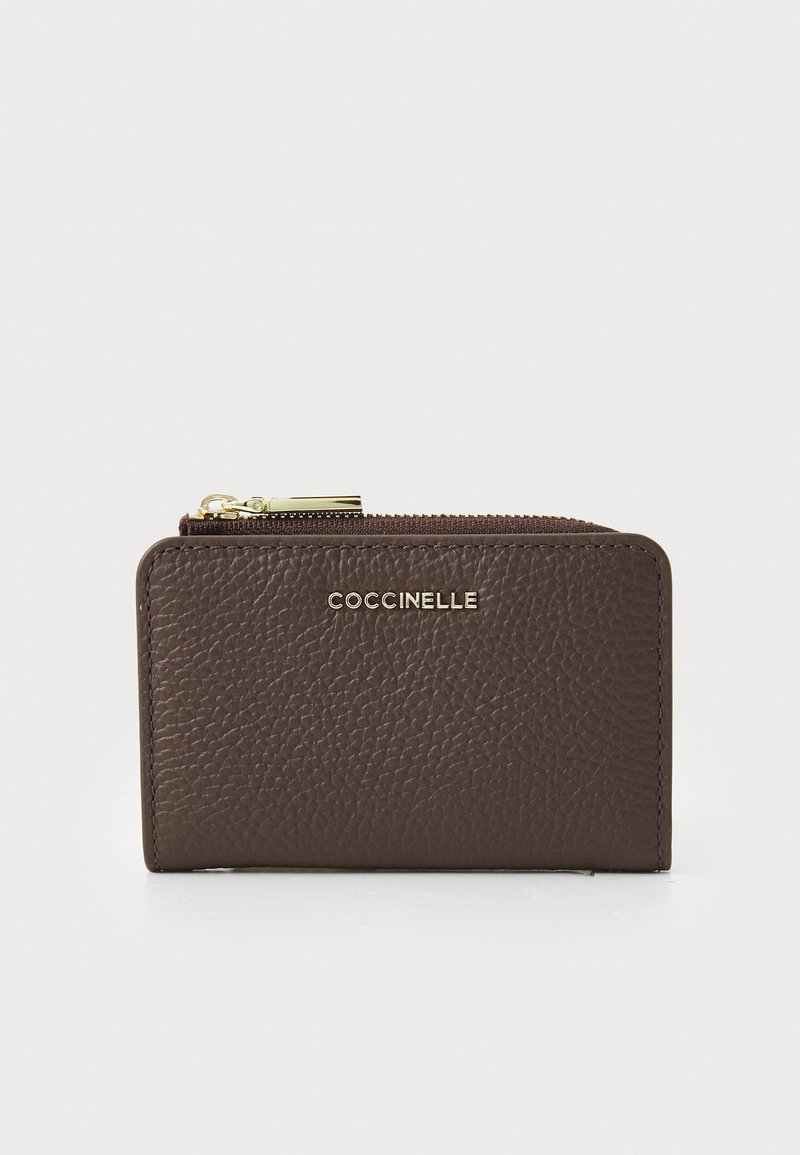 Portafoglio in pelle marrone con superficie testurizzata, dettagli in metallo dorato e chiusura con zip, con il nome del brand impresso sul davanti.