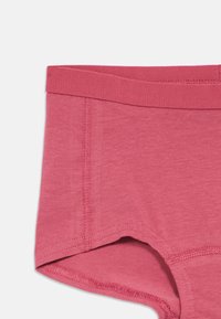 Ροζ βαμβακερό εσώρουχο hipster με μαλακή ζώνη, λείο ύφασμα και ενισχυμένα ραφές στις άκρες των ποδιών και στις πλευρές.