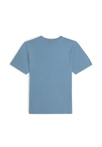 Camiseta de algodón azul claro con mangas cortas, un escote redondo y un diseño liso. Sin marcas visibles ni patrones en la parte posterior.