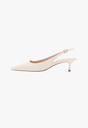 Zapato slingback color crema con punta en punta, tacón bajo tipo kitten y correa ajustable en el tobillo con hebilla dorada.