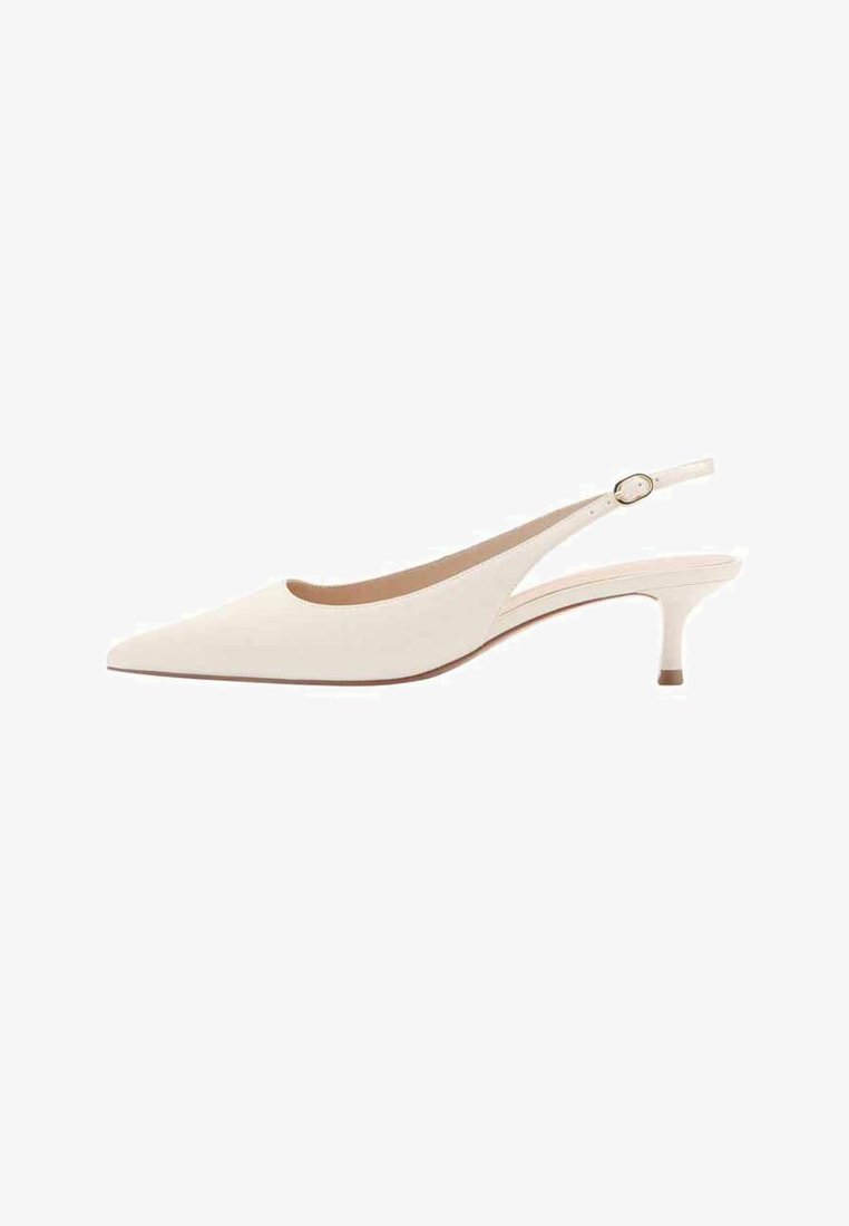 Cremefarbener Slingback-Schuh mit spitz zulaufender Spitze, niedrigem Kittenabsatz und verstellbarem Knöchelriemen mit goldener Schnalle.
