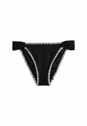 Slip negru texturat pentru bikini, cu bretele late pe lateral și cusături albe în zigzag de-a lungul marginilor, pe un fundal alb.