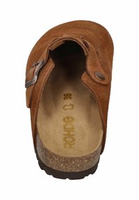 Chaussure slip-on en cuir suédé marron avec une sangle ajustable et une quincaillerie en argent ; semelle en liège avec grip texturé ; taille marquée 38 à l'intérieur.