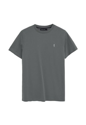 T-shirt gris à manches courtes et col rond avec petit logo blanc de joueur de polo sur la poitrine gauche et étiquette intérieure noire au niveau du col.