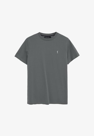 T-shirt gris à manches courtes et col rond avec petit logo blanc de joueur de polo sur la poitrine gauche et étiquette intérieure noire au niveau du col.