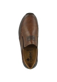 Scarpa slip-on in pelle marrone, con punta rotonda, dettagli elasticizzati ai lati, soletta imbottita e suola in gomma testurizzata.