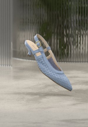 Lichtblauwe geweven slingback schoen met een puntige neus, kleine hak en gouden gespsluiting. Gladde leren bovenkant en beige binnenzool.