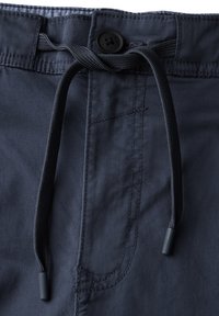 Pantalones cortos de color azul marino con cierre de cuerda y botón, con costuras visibles y bolsillo lateral. Textura de tela suave y duradera.