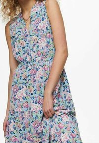 Kukallinen mekko, jossa on vaaleansininen tausta, jossa on vaaleanpunaisia ja vihreitä kuvioita, olkaimeton malli, v-pääntie ja joustava vyötärö.