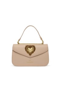 Borsa a mano in pelle beige con manico superiore, dettaglio in catena dorata e un ornato emblema a forma di cuore in oro sul risvolto anteriore.