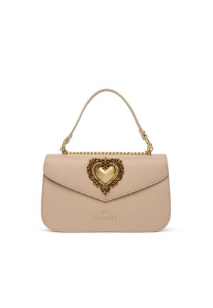 Borsa a mano in pelle beige con manico superiore, dettaglio in catena dorata e un ornato emblema a forma di cuore in oro sul risvolto anteriore.