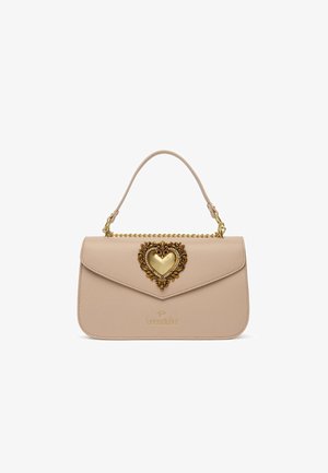 Borsa a mano in pelle beige con manico superiore, dettaglio in catena dorata e un ornato emblema a forma di cuore in oro sul risvolto anteriore.