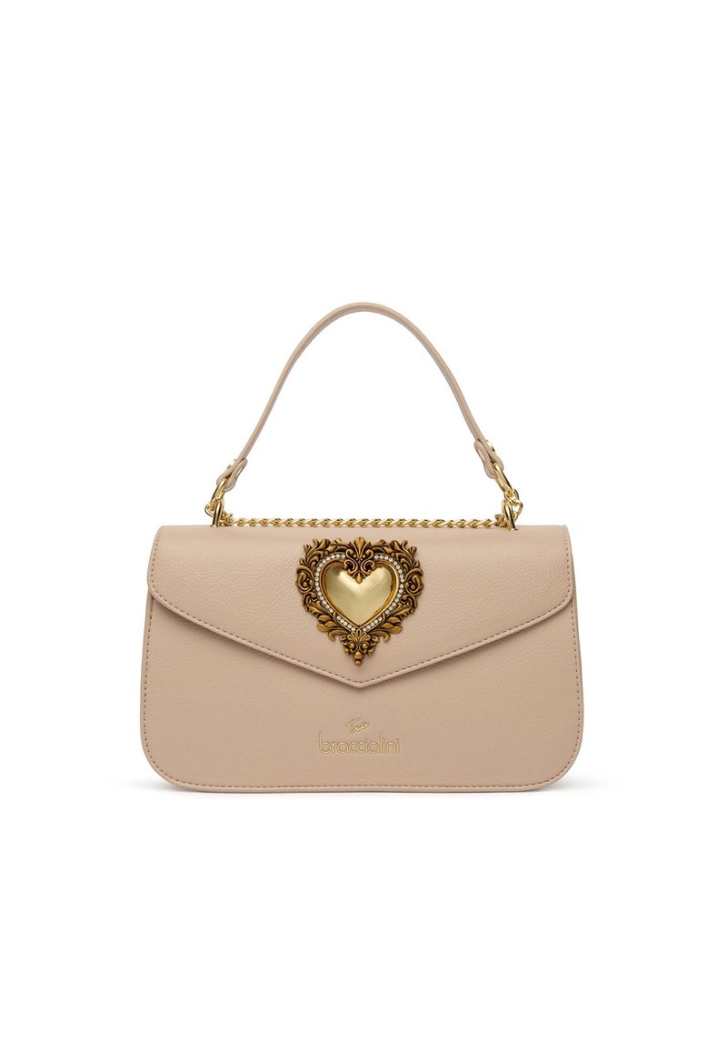 Borsa a mano in pelle beige con manico superiore, dettaglio in catena dorata e un ornato emblema a forma di cuore in oro sul risvolto anteriore.