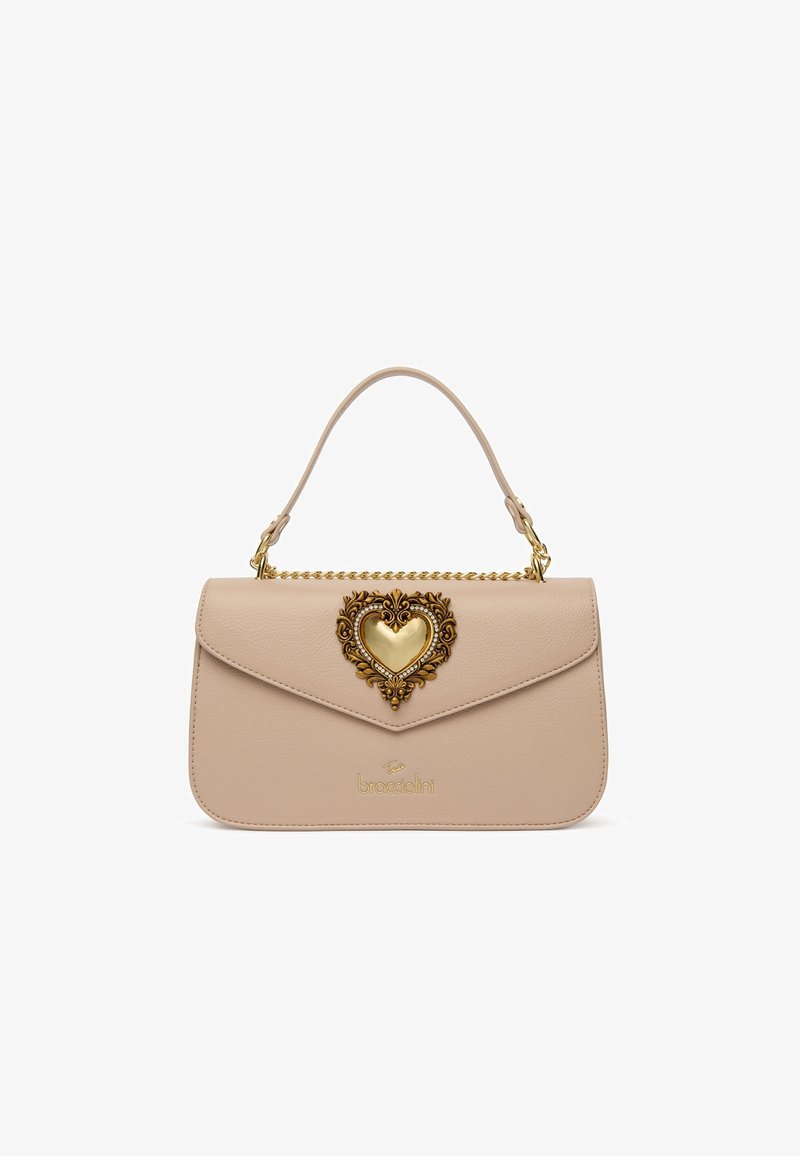 Borsa a mano in pelle beige con manico superiore, dettaglio in catena dorata e un ornato emblema a forma di cuore in oro sul risvolto anteriore.