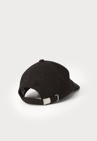 Schwarze Wollmütze mit gebogenem Schirm, verstellbarem Riemen mit metallischen Elementen und Struktur des Wollmaterials.