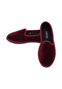Une paire de mocassins en velours bordeaux avec des semelles noires et une doublure intérieure à motif paisley.