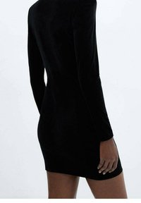 Robe mini en velours noir avec des manches longues, de forme ajustée et texture lisse. Présente un col haut et des éléments de design minimalistes.