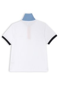 Polo bianco a maniche corte con colletto blu, rifiniture nere sulle maniche e cucitura centrale sulla schiena. Texture liscia e design classico.