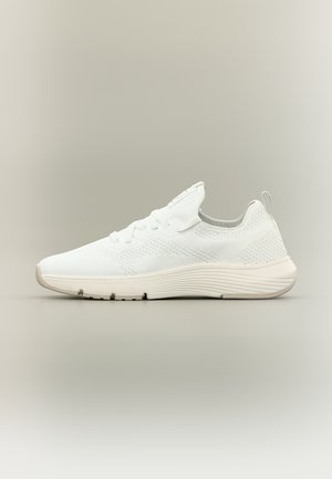 Weißer, gestrickter Sneaker in niedrigem Schnitt mit strukturierter Sohle, Lasche an der Ferse und Schnürverschluss auf neutralem Hintergrund.