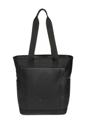 Bolso tote negro con asas largas, forma rectangular y un sutil logo de la marca en el centro frontal, diseñado para llevar en la mano o al hombro.
