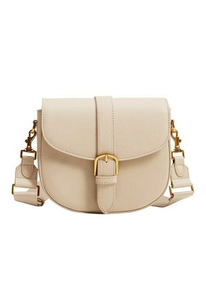 Beżowa skórzana torebka na ramię z przednią klapą, złotym zapięciem na klamrę oraz regulowanym, odpinanym paskiem z złotymi elementami metalowymi.